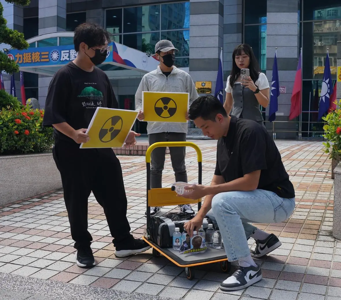 ▲陳聖文送水踢館國民黨中央，反而爆紅。（圖／翻攝陳聖文臉書）