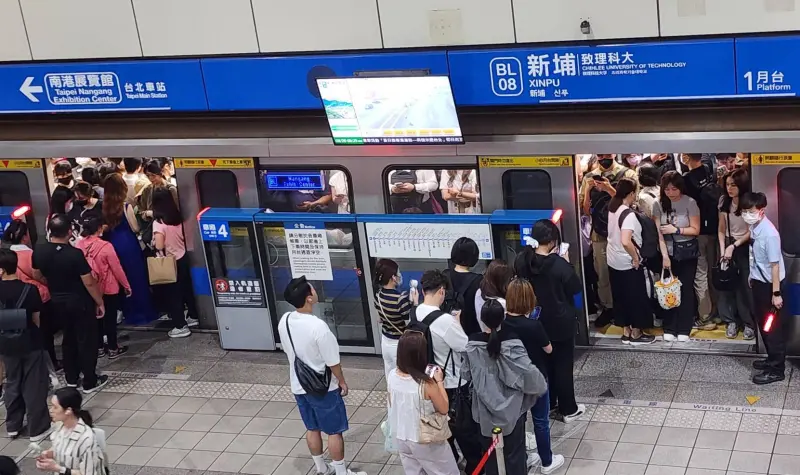 ▲北捷板南線列車飄異味，北捷公司報警追查握有不明噴劑旅客。（資料照／台北捷運公司提供）