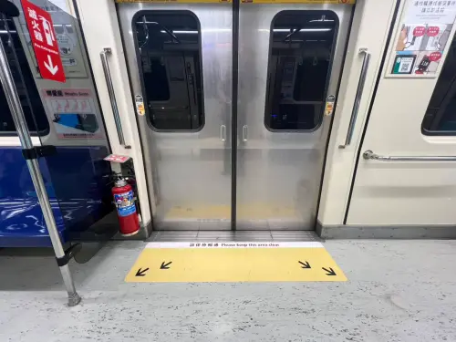 ▲「空間優化列車」閘門地板有顯眼標示，引導乘客往車廂內部移動。（圖／台北捷運公司提供）