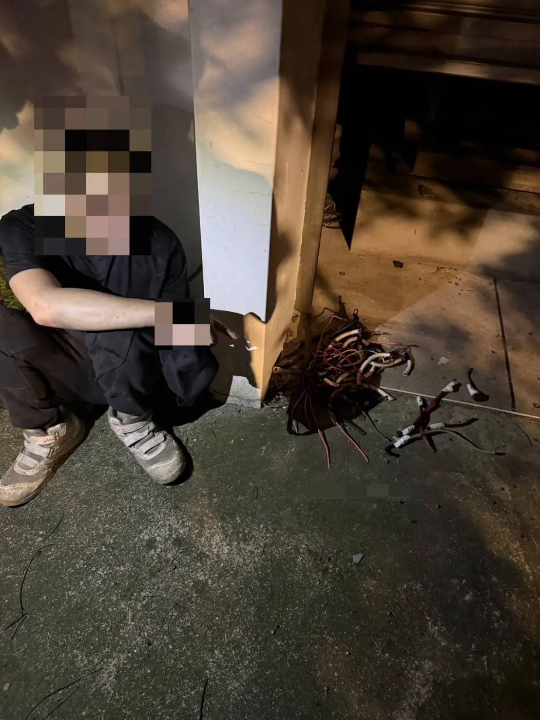 ▲帶著專業工具包偷竊16公斤電纜  失風翻圍牆、躲草叢仍被揪出（圖/記者鄧力軍翻攝）