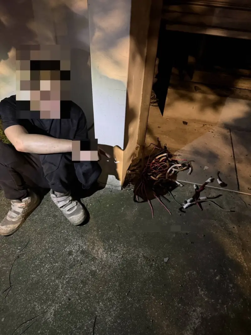 ▲帶著專業工具包偷竊16公斤電纜  失風翻圍牆、躲草叢仍被揪出（圖/記者鄧力軍翻攝）