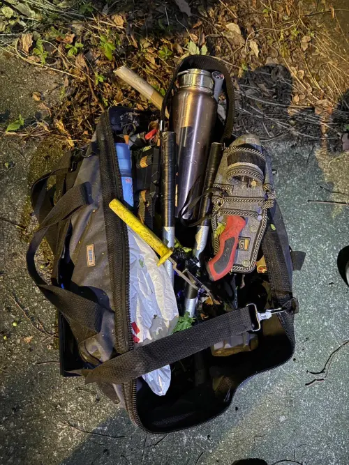 ▲嫌犯一個黑色的帆布犯案工具包，內有油壓剪、老虎鉗、尖嘴鉗等各式犯案工具，顯然是有計畫且專業的竊賊（圖/記者鄧力軍翻攝）