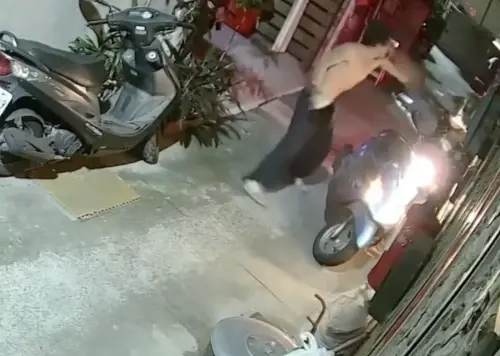 影／一中商圈「赤膊男」隨機攻擊！推倒騎車婦持罐頭、藤椅猛尻
