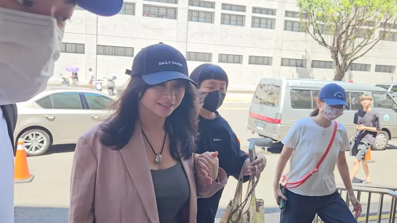 ▲F.I.R前主唱Faye詹雯婷為誣告案到高等法院出庭。（圖／記者劉松霖攝）