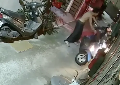 ▲近日一中商圈巷弄內發生隨機攻擊案件！一名打赤膊的男子持罐頭、藤椅毆打騎車經過的婦人。（圖／翻攝中市北區錦平里長游金隆臉書）