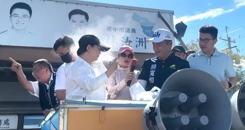 ▲盧秀燕對著顏寬恒和林昊佑一陣狂噴後，才開始為自己防曬。（圖／讀者提供，2025.08.21）