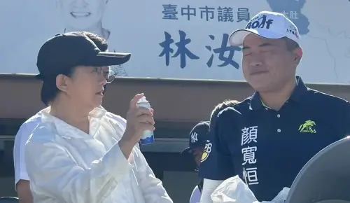 ▲盧秀燕噴防曬噴霧時，顏寬恒一臉滿足表情，事後透露「冰冰涼涼很舒服」。（圖／讀者提供，2025.08.21）