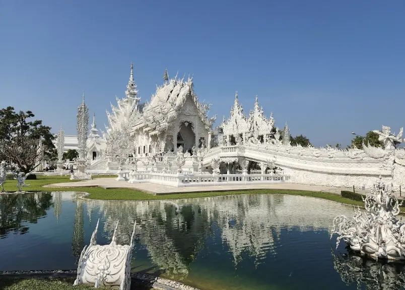 ▲清萊白廟等二線城市景點，有望因政策吸引更多旅客。（圖／翻攝自X）