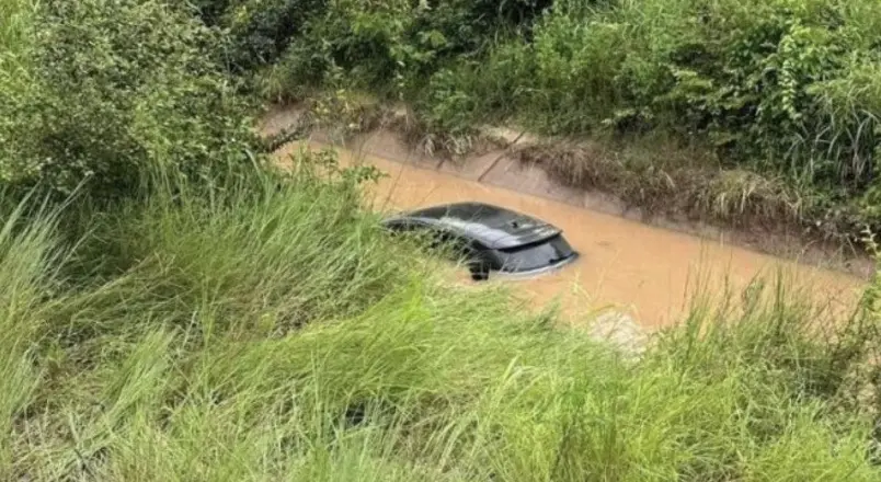▲北欖府電動車墜入灌溉渠，車輛一度漂流數百公尺，所幸駕駛及時脫困。（圖／翻攝自KhaoSod）