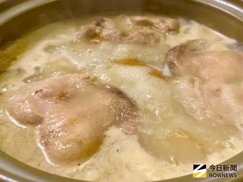 ▲禎美樓「禎美一品砂鍋濃雞湯」以獨創的「三吃」方式呈現，讓人從第一口到最後一口都充滿驚喜與滿足。（圖／記者陳美嘉攝）