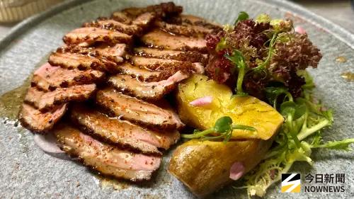 ▲台茶冷燻柚香櫻桃鴨將中菜結合西式手法呈現，展現料理的創新滋味，時髦而迷人。（圖／記者陳美嘉攝）