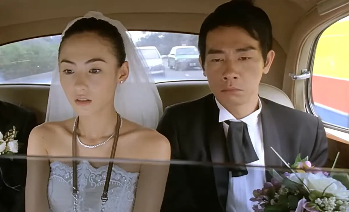 ▲陳小春（右）曾苦追張柏芝（左）多年，歌曲〈獨家記憶〉也被視為對張柏芝而唱，還為她罵過陳冠希，可惜兩人從未交往，最終陳小春情定應采兒。（圖／翻攝自電影《最愛女人購物狂》）