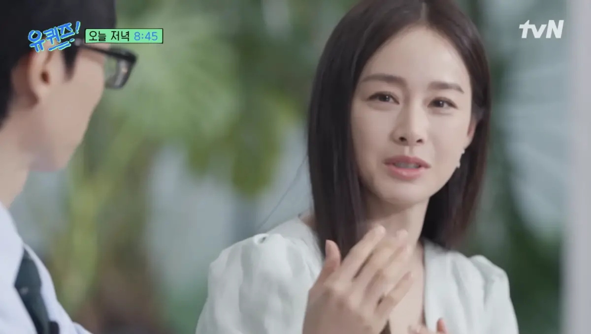 ▲金泰希（如圖）登上節目談及混亂的媽媽日常，若是女兒們忘記帶東西去學校，會由老公Rain代勞送去學校，直呼「這根本是戰爭。」（圖／유 퀴즈 온 더 튜브 YouTube）