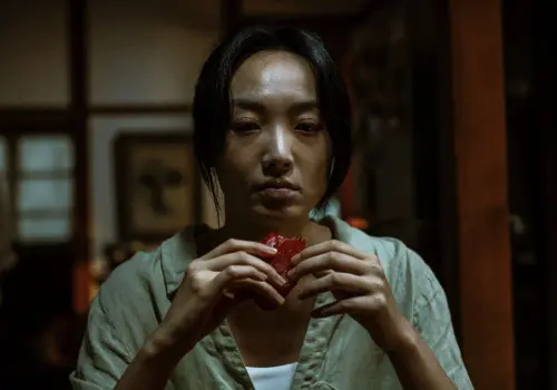 蔡思韵變恐怖孕婦嚇壞楊祐寧！《泥娃娃》吃內臟、撕咬血淋淋生肉
