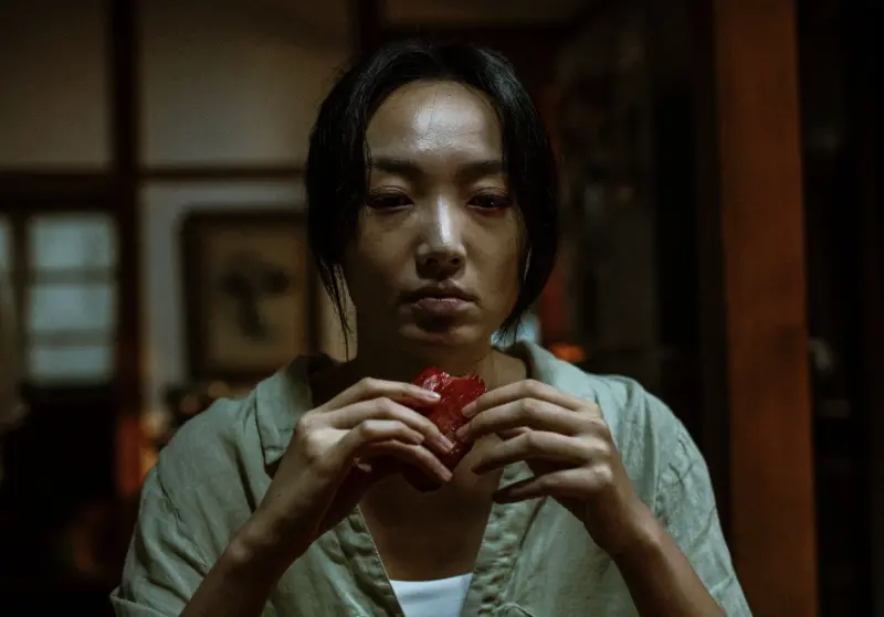 ▲香港文青女神蔡思韵在台灣最新恐怖片《泥娃娃》中，變身地表最恐怖孕婦，在裡面吃內臟、撕咬血淋淋生肉的畫面駭人，她自己也吃足苦頭，因為她從不會碰內臟，拍到很想嘔吐，演她老公的楊祐寧看到也渾身發毛。（圖／天予電影提供）