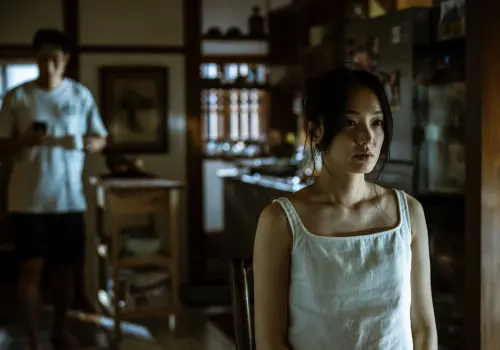 ▲蔡思韵（右）在《泥娃娃》中，扮演被邪靈附身的孕婦，因而出現一連串詭異的行為。（圖／天予電影提供）