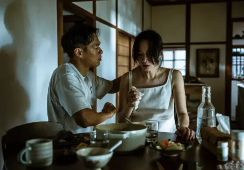 ▲楊祐寧（左）在《泥娃娃》中面對懷孕妻子蔡思韵（右）的詭異變化，想要找出解決的辦法。（圖／天予電影提供）