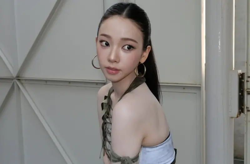 ▲Karina日前意外捲入政治爭議，因PO出穿搭照被罵翻，原因是照片中的外套是紅色，還有一個大大的數字2，剛好跟國民力量黨候選人相同，讓不少人質疑她是在對政治立場表態，雖然Karina數度道歉，但還是爆發脫粉潮。（圖／Karina IG@katarinabluu）