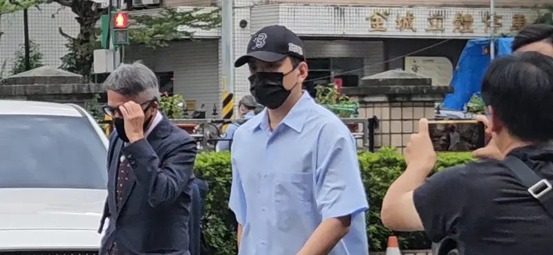 ▲藝人王大陸（戴帽男）現身新北地院出庭。（圖／記者劉松霖攝）
