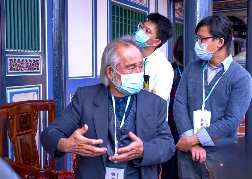 ▲傳統木雕工藝的「人間國寶」施鎮洋老師將在成美公堂親自導覽其修復完成的木雕作品。圖為2020年文化資產論壇的導覽活動。（圖／頂新和德文教基金會提供）