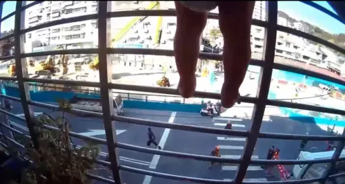 兩歲尿布童掛鐵窗上嚇壞民眾　警破門搶救　離譜母竟在呼呼大睡
