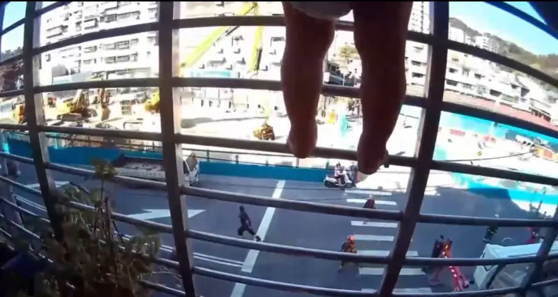 ▲新北樹林2歲童攀上鐵窗，嚇得路人趕緊報警。警消趕到時，母親竟才驚醒。（圖／翻攝畫面）