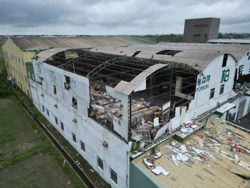 ▲在本週二立法院院會上，陳亭妃質詢行政院長卓榮泰，要求院長要全力協助地方清運石綿瓦廢棄，不能讓石綿瓦等有毒廢棄物造成環境的二次傷害。（圖／陳亭妃提供）