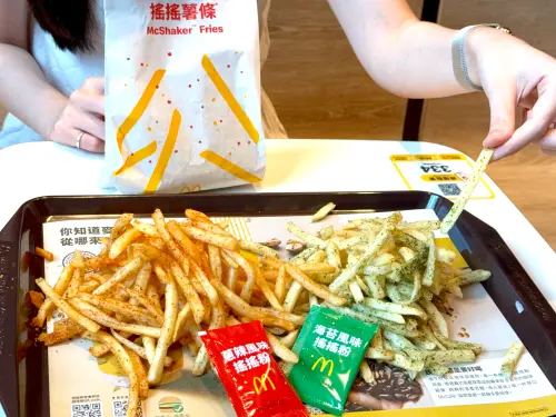 ▲麥當勞「搖搖薯條」單點69元；購買經典配餐選擇大薯「免費升級」。（圖／記者蕭涵云攝）