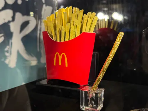 ▲麥當勞以3D列印技術打造「黃金薯條」，其中一根為實心2兩的999純金，價值超過新台幣30萬。（圖／記者蕭涵云攝）