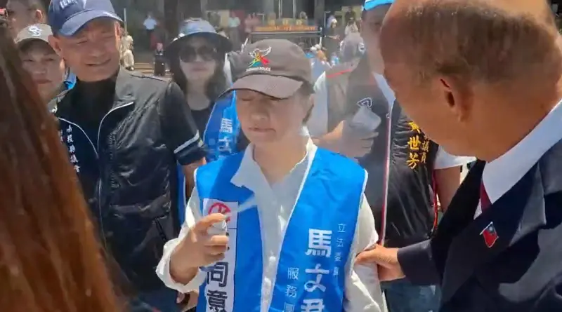    ▲盧秀燕「自噴」被韓國瑜發現，當場激動的抓著她手臂。（圖／讀者提供，2025.08.21）  