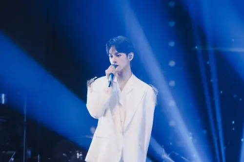 洪暐哲演唱會韌帶撕裂硬撐！韓國男團李協暖心幫提行李、當經紀人
