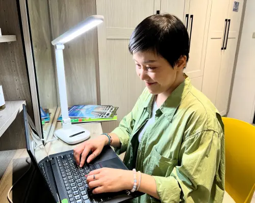 ▲選購護眼檯燈時，最好選符合國家標準的產品，更有保障。（圖／特力屋提供）