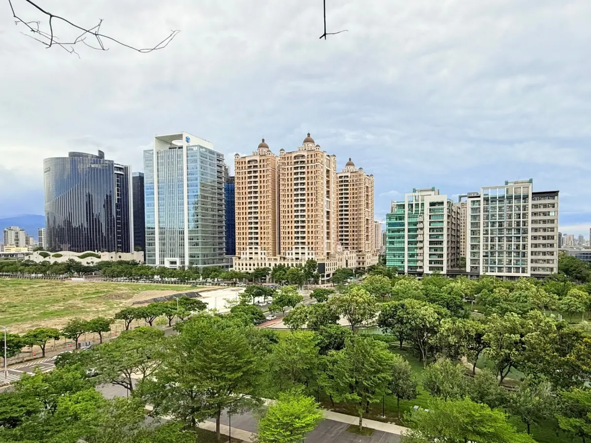 ▲信義房屋專家表示，竹北高鐵特區擁有竹北最多的公園面積，加上百貨、旅館、影城與醫療資源逐步到位，打造出不擁擠、機能成熟的生活樣貌，近三年來平均每年吸引逾萬人遷入。（圖／信義房屋提供）