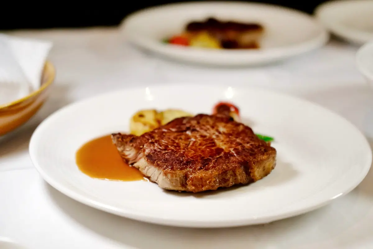 ▲雅室牛排開設台中分店，即日起正式營業，最招牌菜色即是經典雅室牛排，選用沙朗部位，經獨家「雙火工法」來烹調，造就出牛排外層能薄酥帶香。（圖／記者葉盛耀攝）