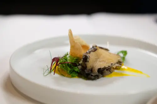 ▲雅室牛排台中店獨有菜色，奶油溫鮑魚選用新鮮九孔鮑來製作。（圖／記者葉盛耀攝）