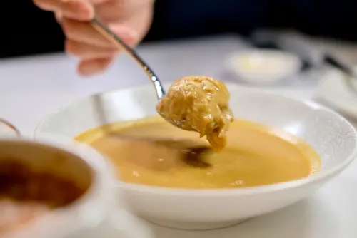 ▲雅室牛排台中七期店的獨家菜色，還包含龍蝦湯。（圖／記者葉盛耀攝）