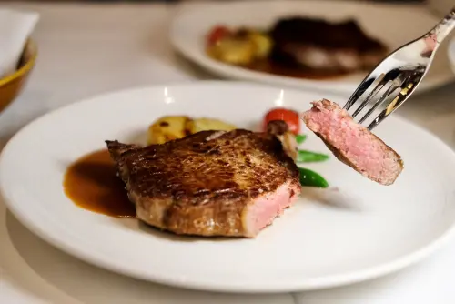 ▲經典雅室牛排選用沙朗部位，經獨家「雙火工法」烹調，造就外酥內嫩的口感。（圖／記者葉盛耀攝）