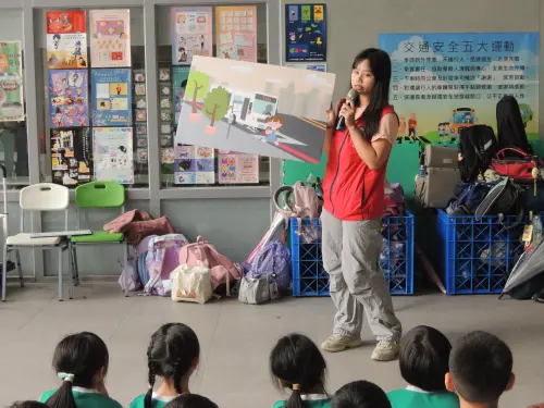 ▲靖娟基金會志工隊向國小的孩子們宣導重點為公車安全搭乘事項及視野死角。（圖／靖娟基金會提供）