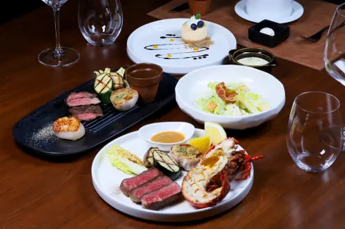 ▲高雄萬豪酒店的皇饕牛排館鐵板燒，再度推出廣受好評的「海陸雙拼平日午間套餐」，即日起至12月30日於每週一至週四午餐時段限時供應。（圖／高雄萬豪提供）