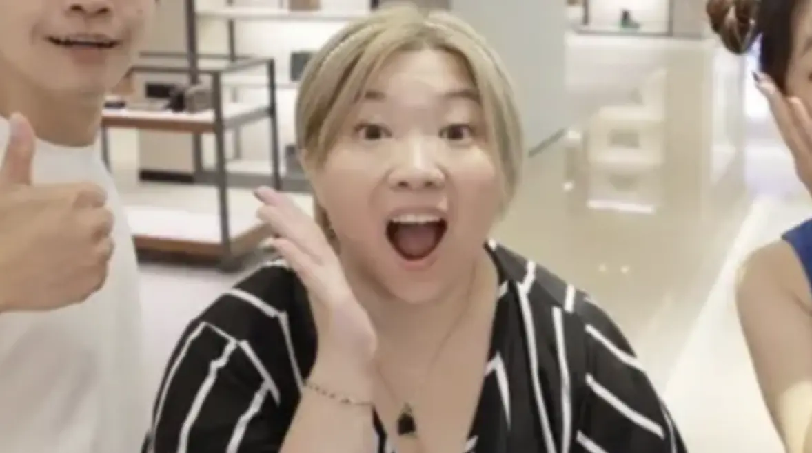 ▲蘇打綠近日指控前經紀人林暐哲侵吞4.7億元，讓人聯想到YouTuber蔡阿嘎、Andy先前個別與蘿拉（如圖）、家寧一家的財務糾紛，今（21）日就有網友把蘿拉當作「3000萬元一單位」，換算這3人損失金額，相當趣味。（圖／翻攝自蔡阿嘎Life YouTube）