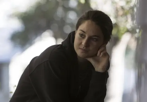 ▲雪琳伍德莉（如圖）和熱門影集《艾蜜莉在巴黎》男主角之一、扮演「天菜廚師」的盧卡斯巴禾交往中，她的友人都覺得盧卡斯是個不錯的男友。（圖／摘自IMDb）