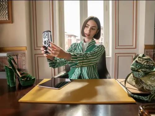 ▲《艾蜜莉在巴黎》新一季中，莉莉柯林斯扮演的艾蜜莉還是有很搶眼、時尚的造型。（圖／摘自 IG @netflixtw）