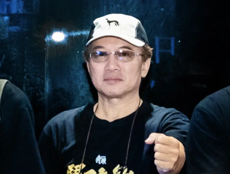 ▲孫鵬（如圖）今（21）日與《角頭—鬥陣欸》群星一起到影城擔任一日店長，提到兒子孫安佐日前帶新女友街頭曬恩愛，被問到是否想過何時當阿公，馬上表明避談孫安佐，還反駁日前傳出孫安佐要到日本留學，表示不讓他去，要他待在台灣好好支持《角頭》電影。（圖／曼尼娛樂提供）