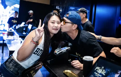 ▲鄭人碩言出必行，為來買《角頭—鬥陣欸》電影票的粉絲獻上一吻。（圖／曼尼娛樂提供）