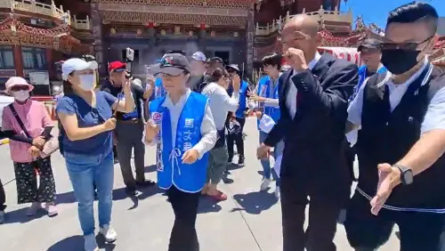 ▲盧秀燕噴完眾人，又默默為自己噴了第二次。（圖／讀者提供，2025.08.21）