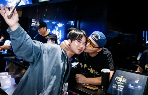 ▲鄭人碩（右）放福利不分男女，男性觀眾來買《角頭—鬥陣欸》電影票，他也在對方的臉頰上親吻，被封為所有人的「舌」值擔當。（圖／曼尼娛樂提供）