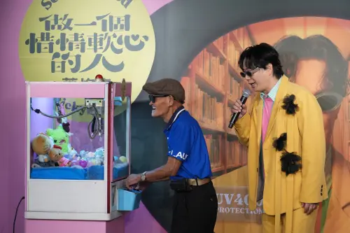 ▲蕭煌奇（右）與李炳輝（左）在記者會上驚喜合體，兩人玩起夾娃娃機，非常樂在其中。（圖／記者嚴俊強攝影）
