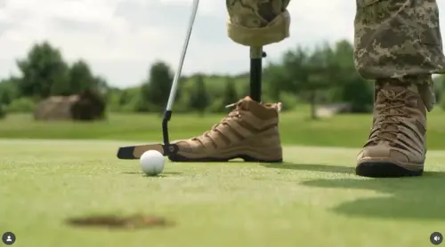 ▲烏克蘭總統澤倫斯基18日訪問白宮時，轉交一支來自烏克蘭退伍軍人的高爾夫球桿禮物，上面還刻有「讓我們共同實現和平！」（Let’s putt peace together!）的文字，讓川普親自錄製影片感謝回應。（圖／翻攝自Instagram／ugf_ua、unitedbygolf.ua）