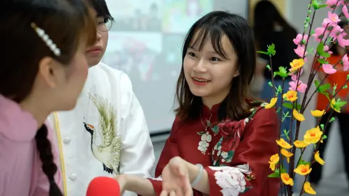 ▲新二代學子們結合其文化背景及課程學習經驗，張郁琪與組員共同討論並發起「越玩越有味工作坊」，藉由飲食與手作體驗讓更多人了解越南文化