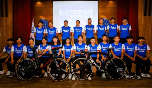 ▲亞運培訓隊12位選手與教練團，記者會上亮相。（下排左起）秦力恩、李東霖、蔡雅⽻、陳靖云、邱靜雯、黃亭茵、康世峰、張誌盛、張恩騰、李靖烽、許仕儒、簡耘澤。（圖／中華民國自由車協會提供）